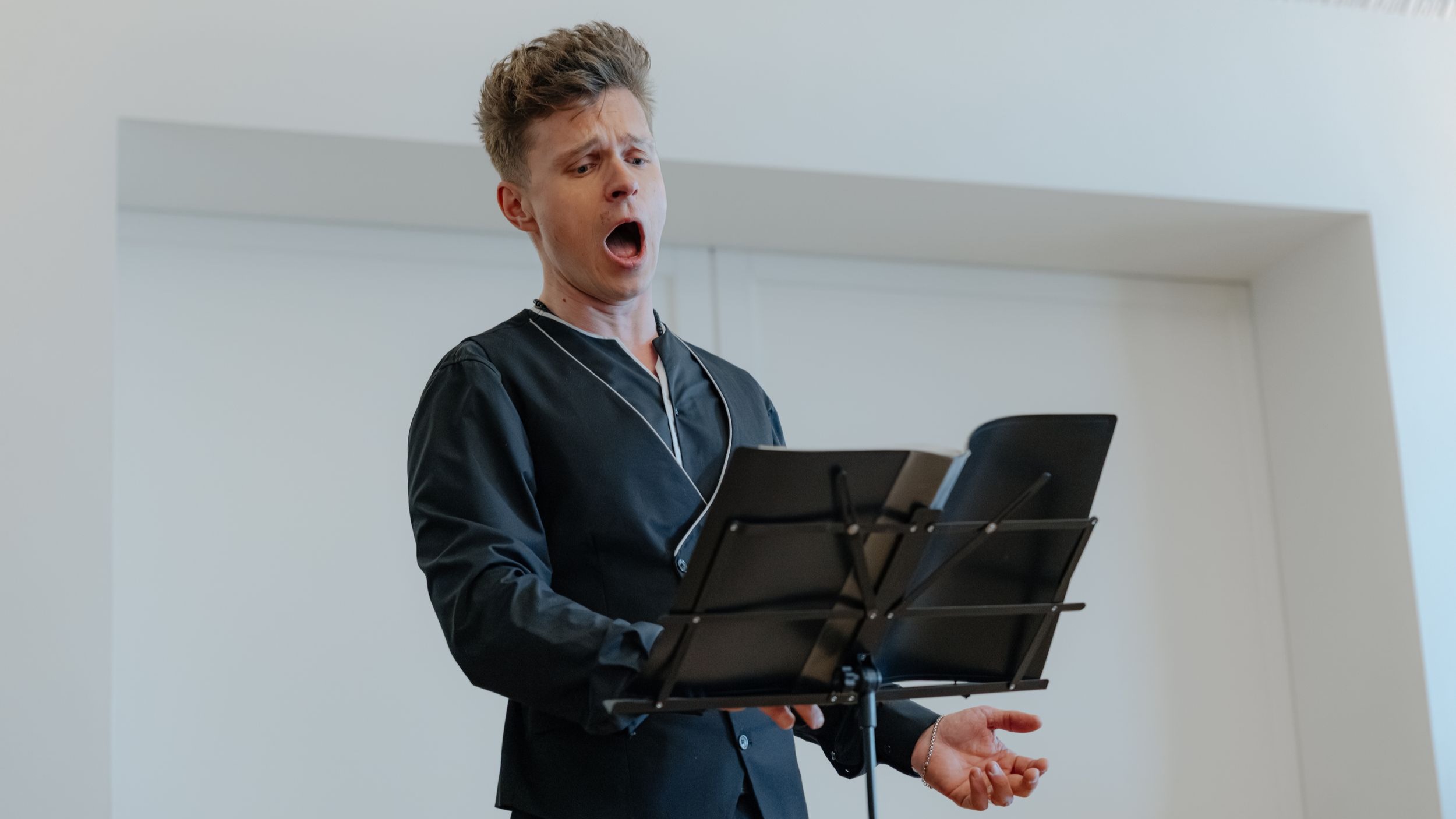 Video Premiere: Li Wei’s Aria from the Opera “Trezzini”
